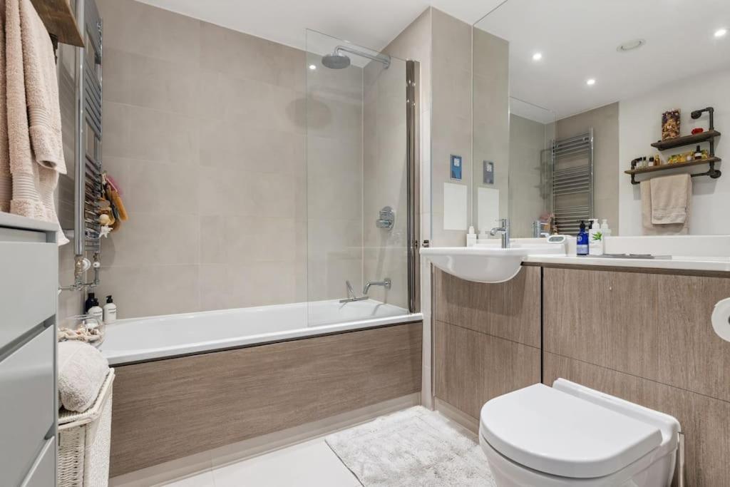 Modern New 1-Bedroom Home Stunning Views London Ngoại thất bức ảnh