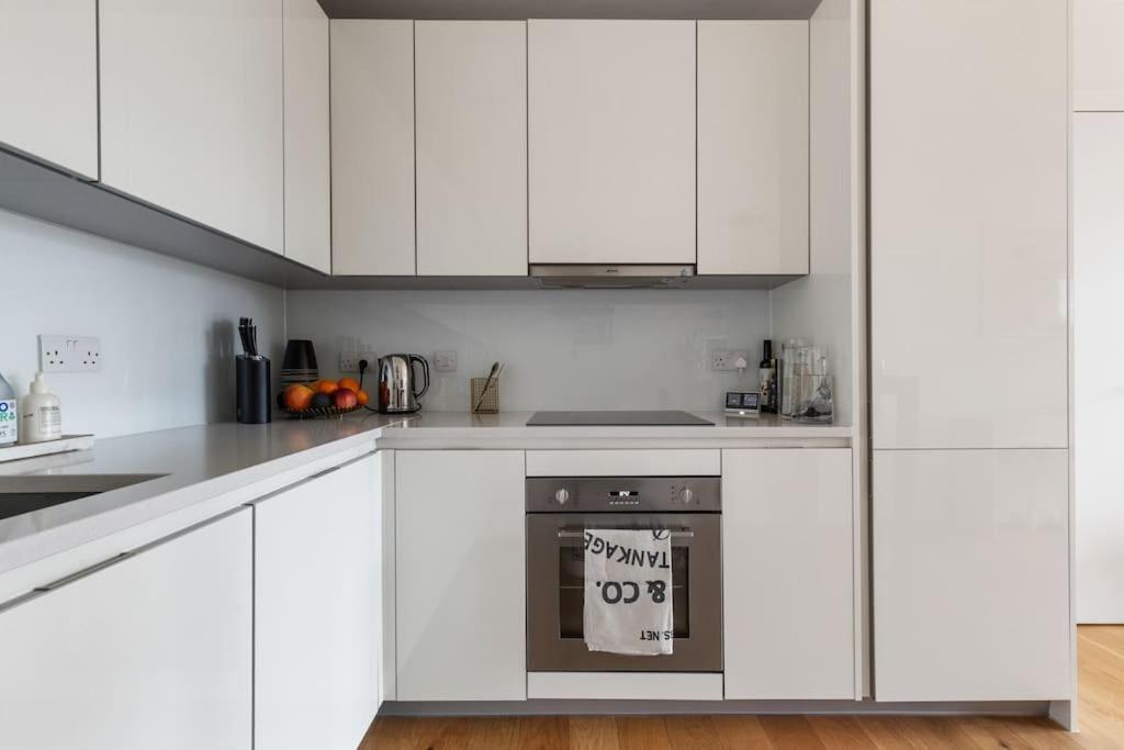 Modern New 1-Bedroom Home Stunning Views London Ngoại thất bức ảnh